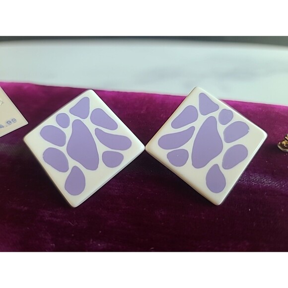Purple And White Animal Print Plastic Earrings Vintage NOS - Picture 4 of 10